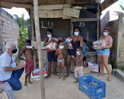 Entrega de doações no bairro Florença (Ribeirão das Neves - MG), no dia 27/02.